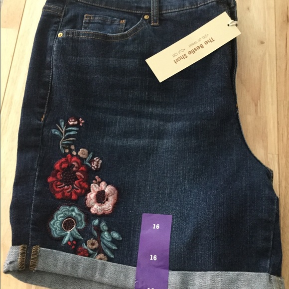 American Vintage Pants - Size 8. Bestie Embroidered Short.